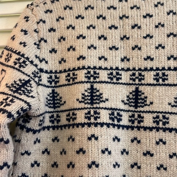 LL Bean Signature Lambswool Sweater - Picture 9 of 12